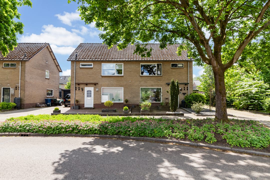 Spacious semi-detached family home with garage, garden room and sunny south-facing garden in Eerbeek — 8