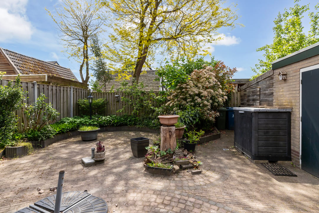 Spacious semi-detached family home with garage, garden room and sunny south-facing garden in Eerbeek — 41