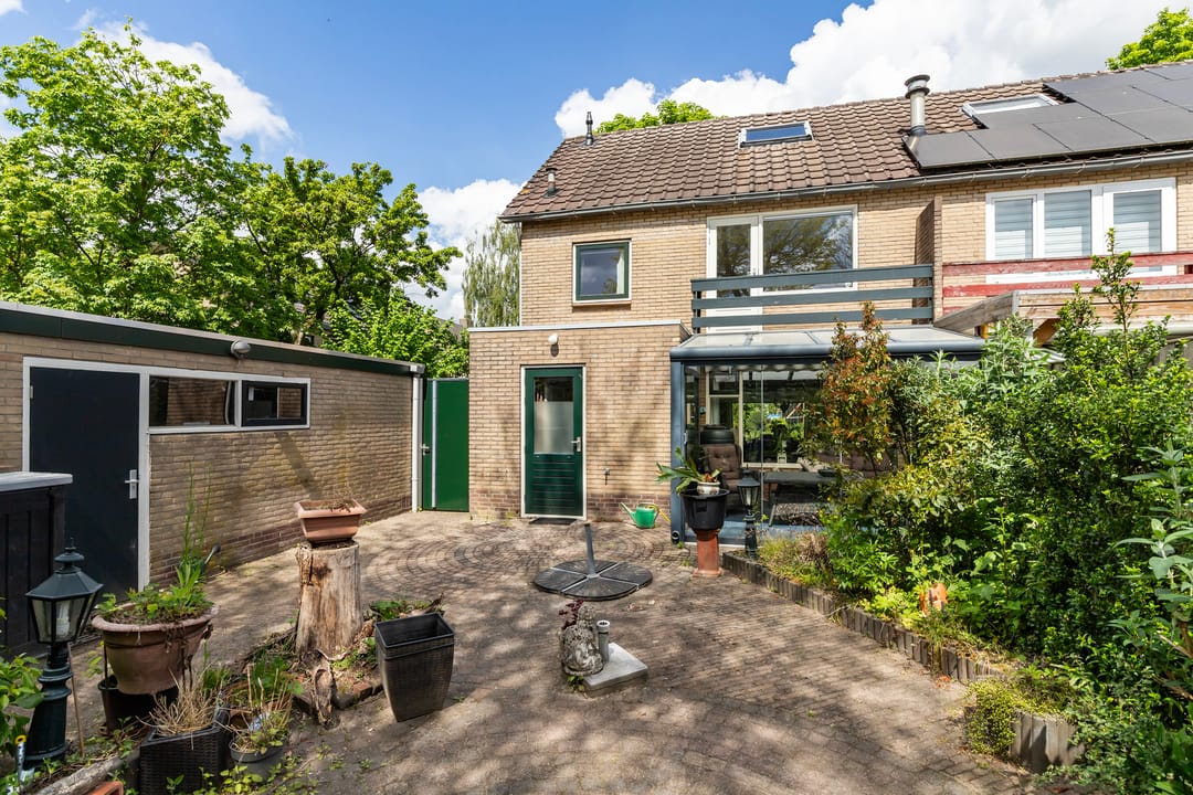 Spacious semi-detached family home with garage, garden room and sunny south-facing garden in Eerbeek — 38