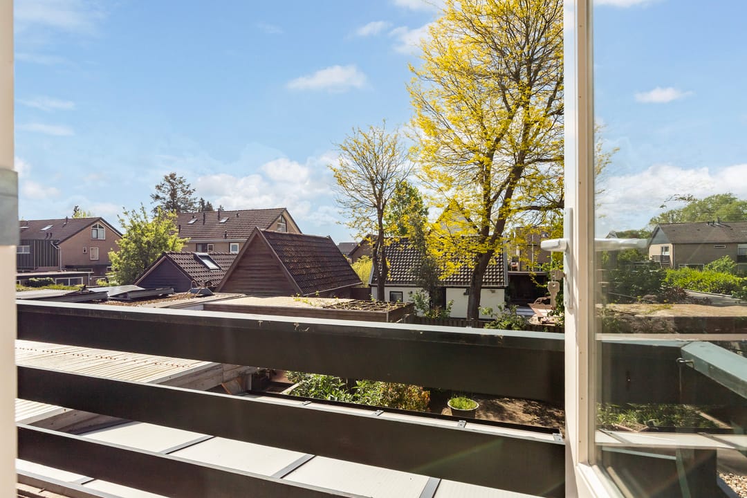 Spacious semi-detached family home with garage, garden room and sunny south-facing garden in Eerbeek — 31