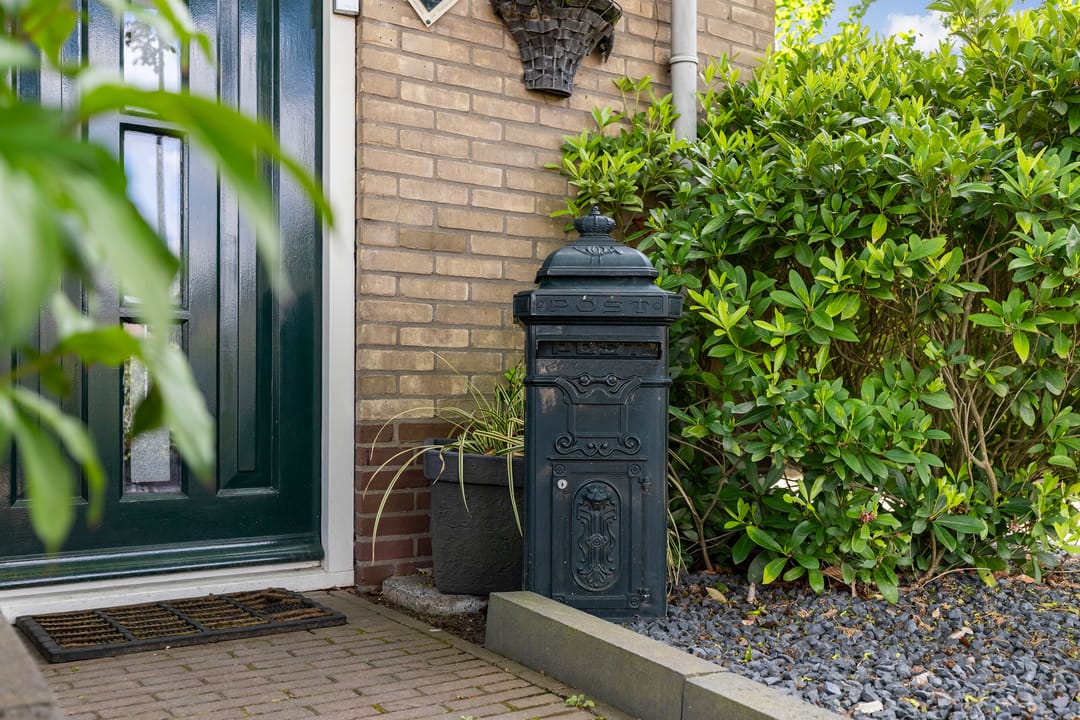 Spacious semi-detached family home with garage, garden room and sunny south-facing garden in Eerbeek — 17