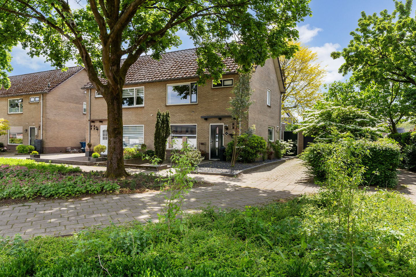 Spacious semi-detached family home with garage, garden room and sunny south-facing garden in Eerbeek — 14