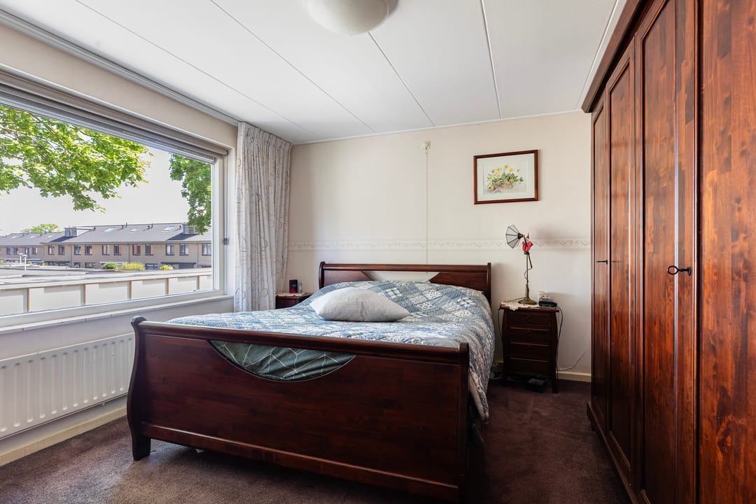 Spacious semi-detached family home with garage, garden room and sunny south-facing garden in Eerbeek — 28