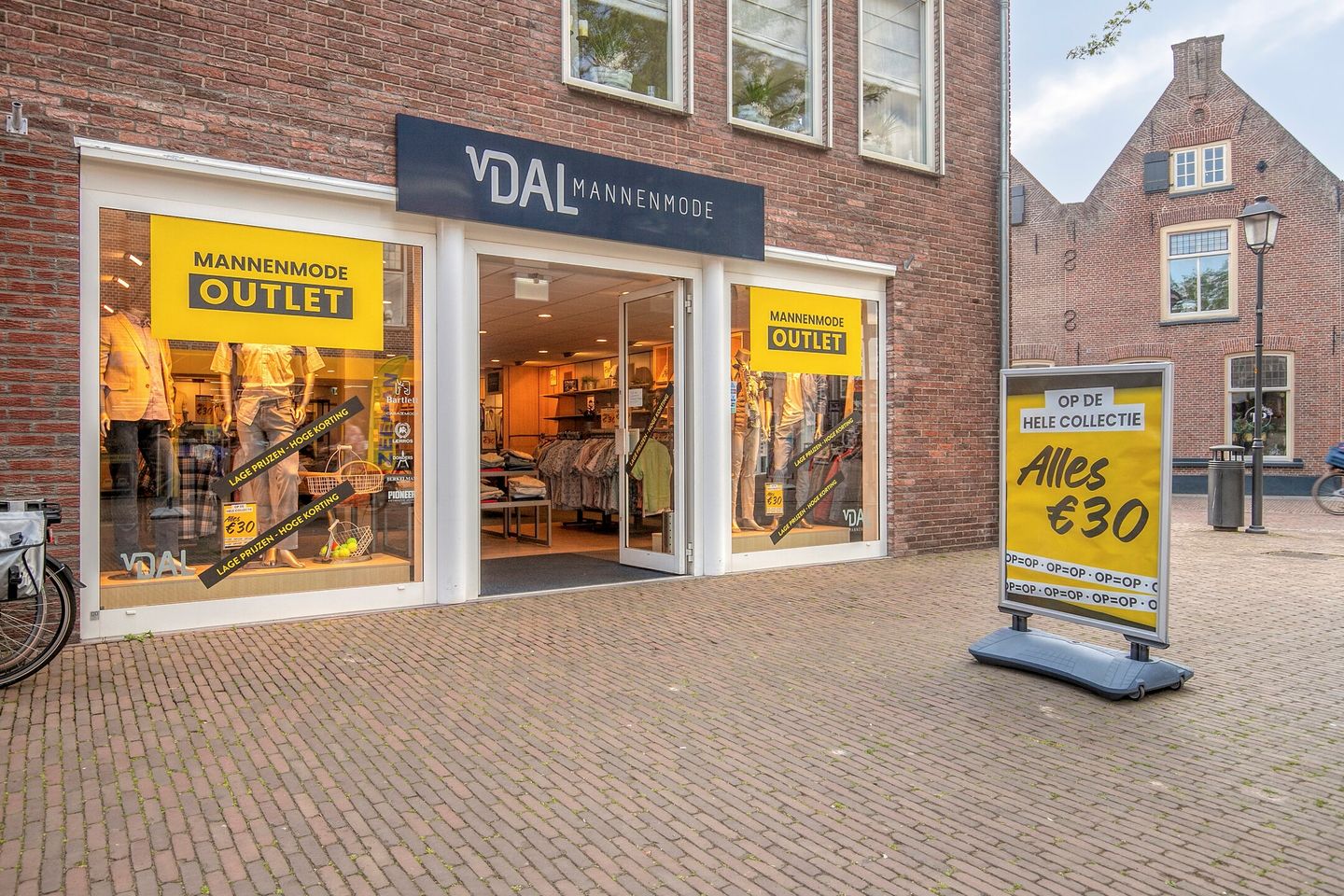 View photo 2 of Oosterstraat 1