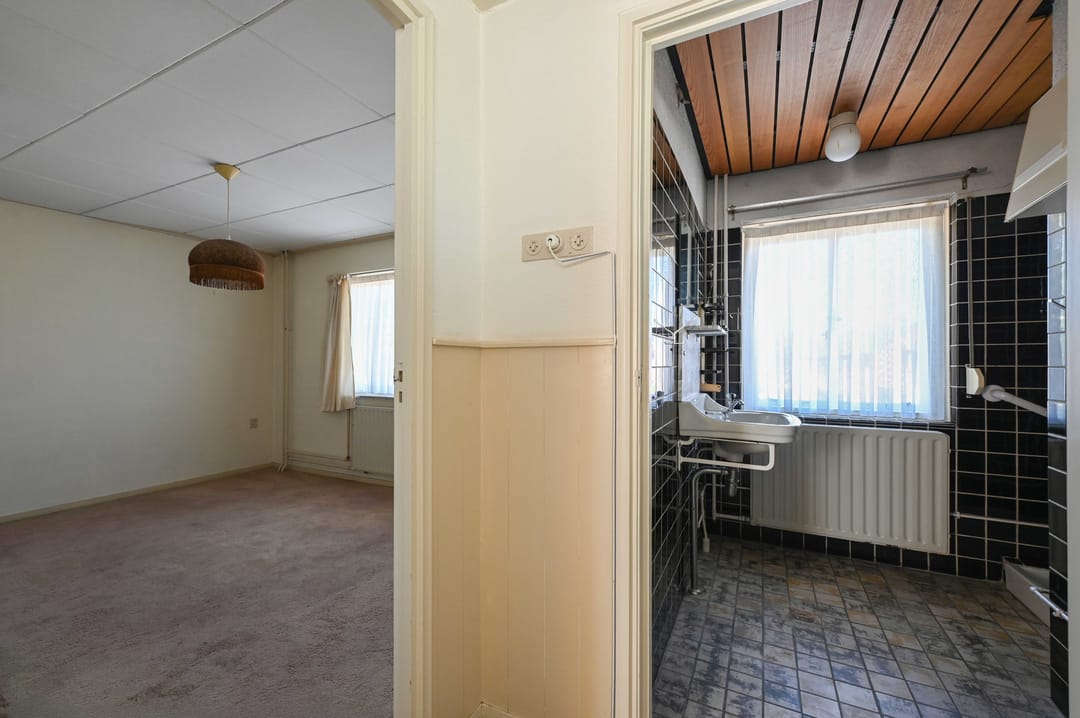 Detached Family Home with Renovation Potential in Hoeven — 37