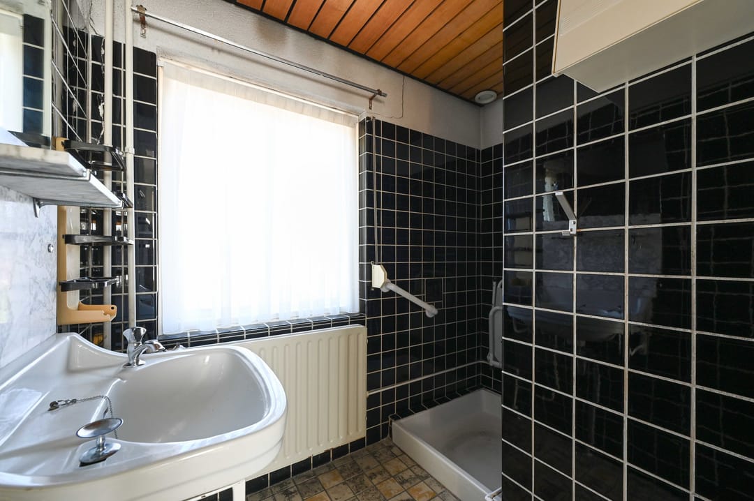Detached Family Home with Renovation Potential in Hoeven — 38
