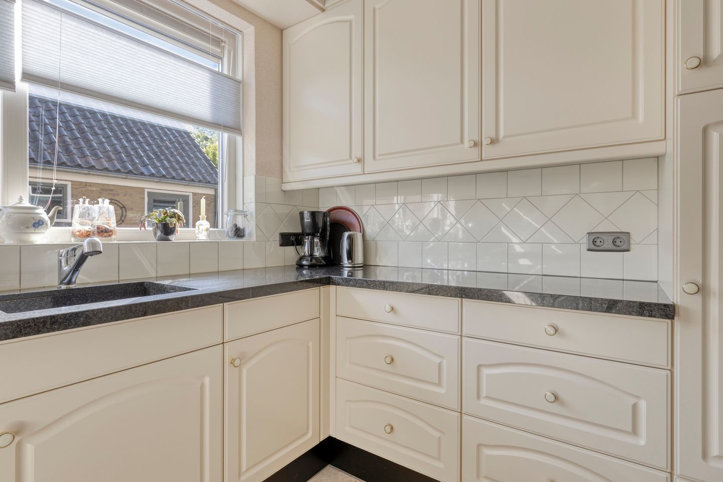 Spacious Family Home with Four Bedrooms, Garage and Beautiful Garden — 20