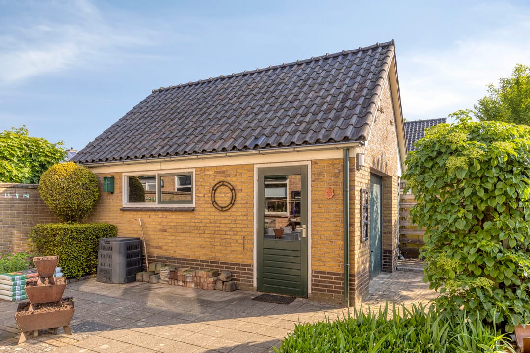 Spacious Family Home with Four Bedrooms, Garage and Beautiful Garden — 37