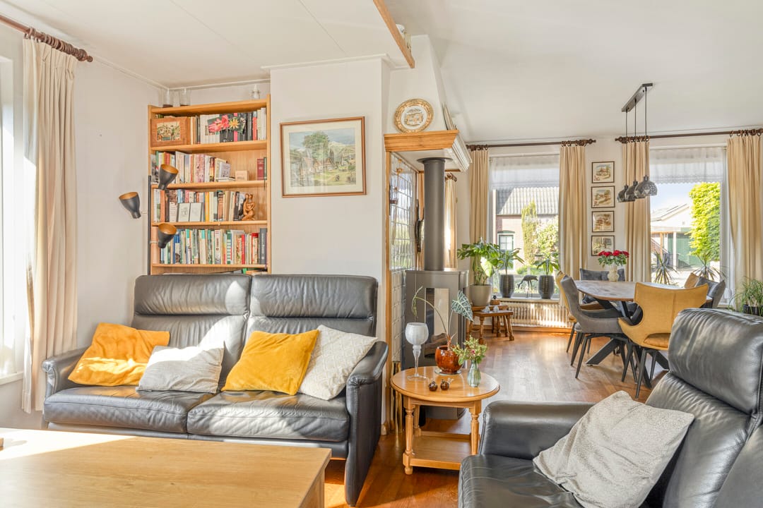 Spacious Family Home with Four Bedrooms, Garage and Beautiful Garden — 8