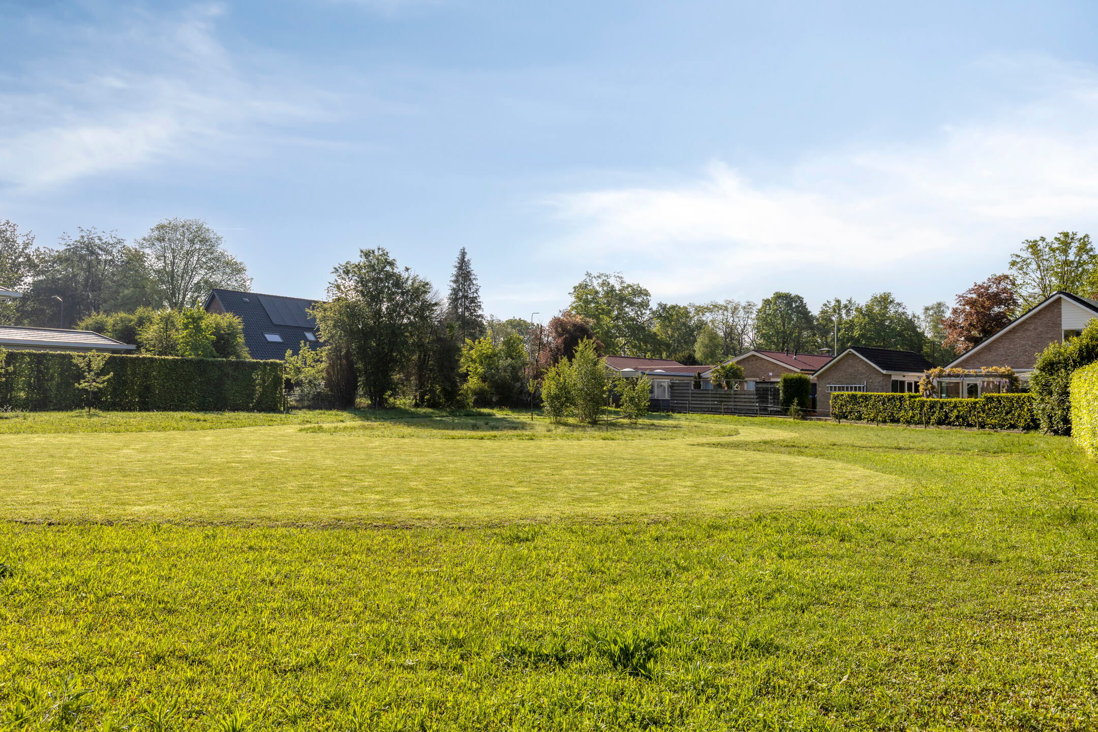 Spacious Family Home with Four Bedrooms, Garage and Beautiful Garden — 42