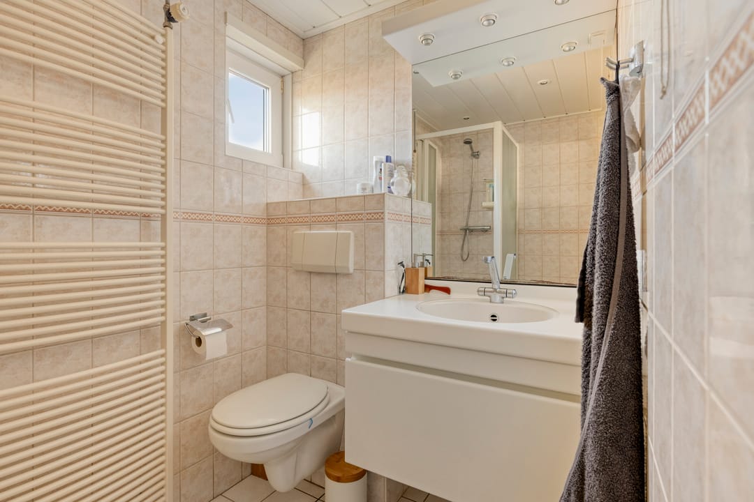 Spacious Family Home with Four Bedrooms, Garage and Beautiful Garden — 32