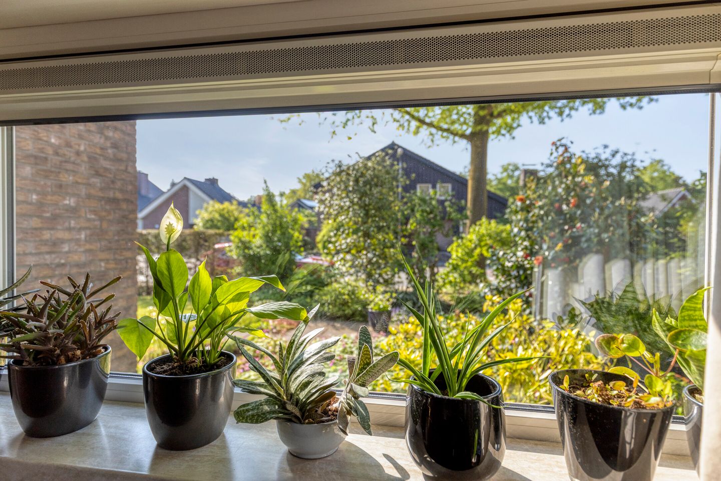 Spacious Family Home with Four Bedrooms, Garage and Beautiful Garden — 14