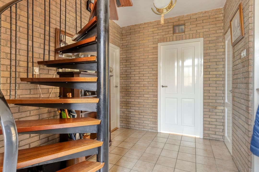 Spacious Family Home with Four Bedrooms, Garage and Beautiful Garden — 23