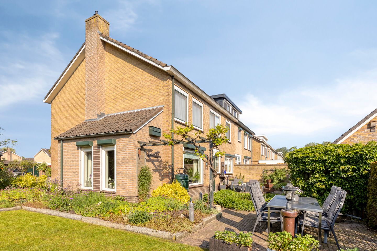 Spacious Family Home with Four Bedrooms, Garage and Beautiful Garden — 40