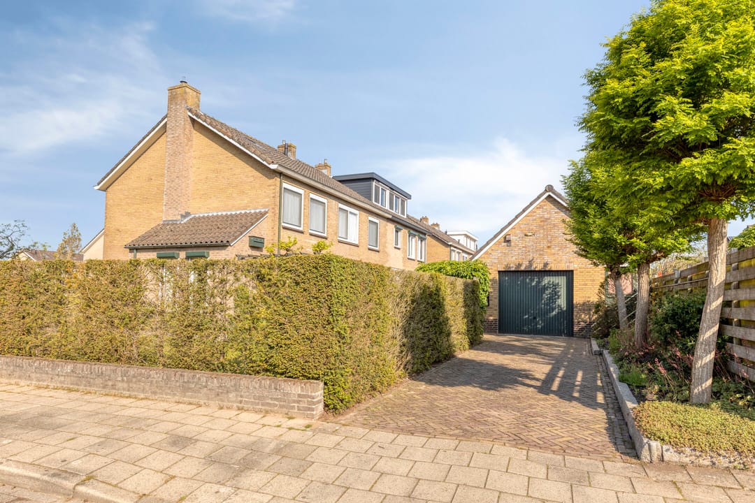 Spacious Family Home with Four Bedrooms, Garage and Beautiful Garden — 41