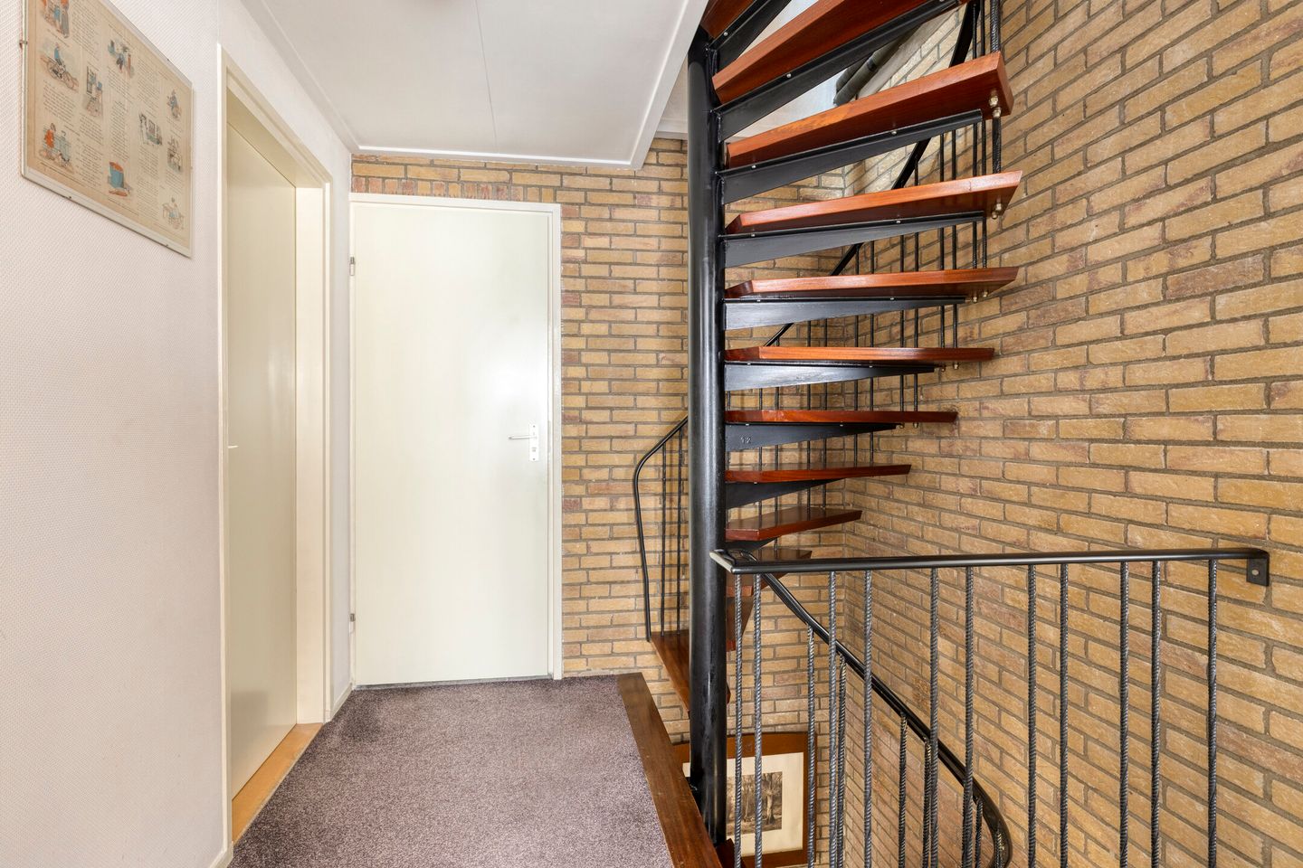 Spacious Family Home with Four Bedrooms, Garage and Beautiful Garden — 34