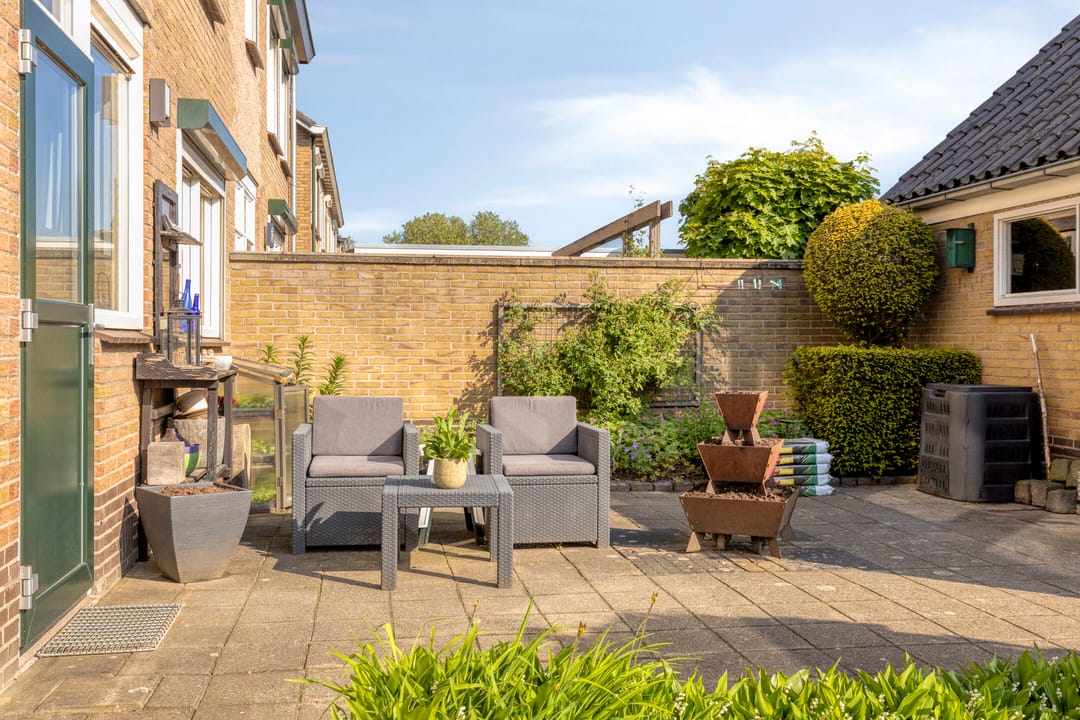 Spacious Family Home with Four Bedrooms, Garage and Beautiful Garden — 38