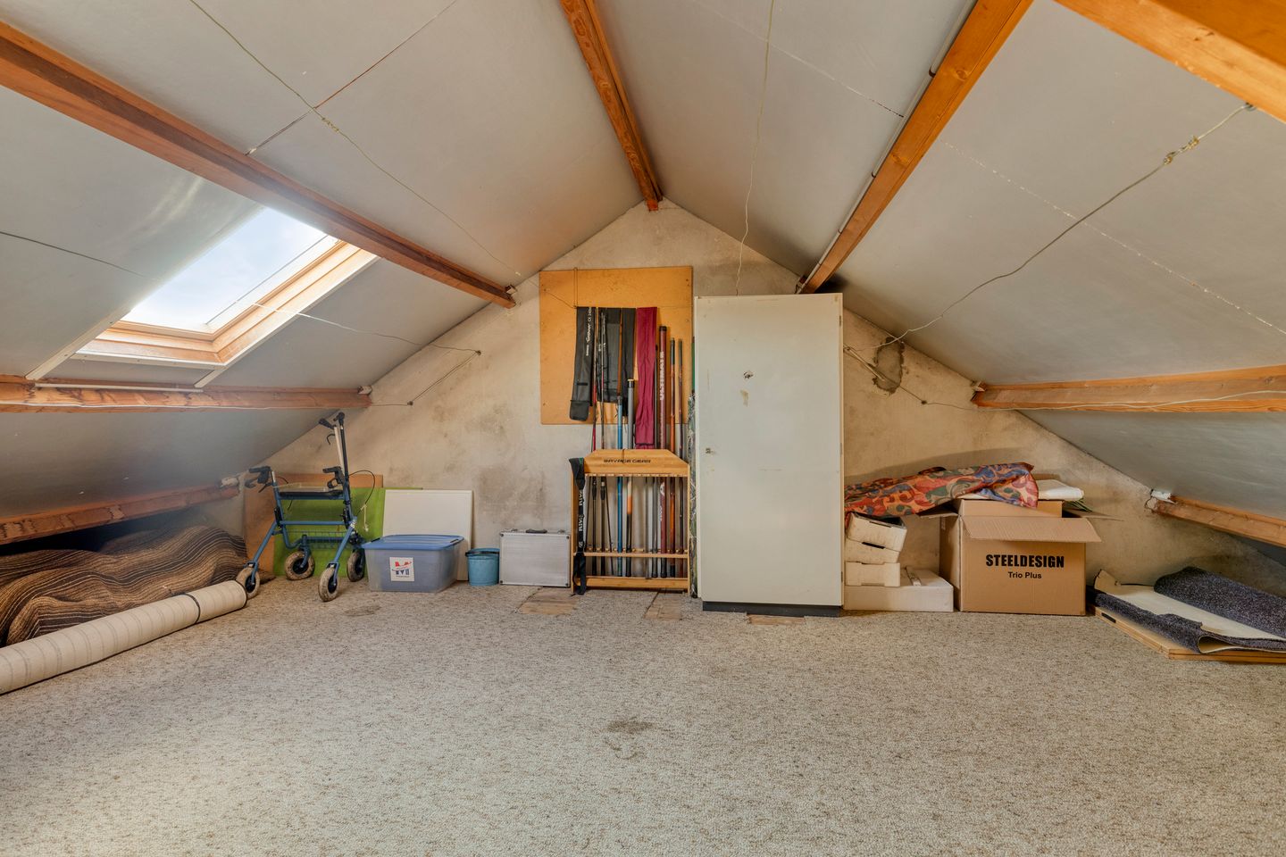 Spacious Family Home with Four Bedrooms, Garage and Beautiful Garden — 35