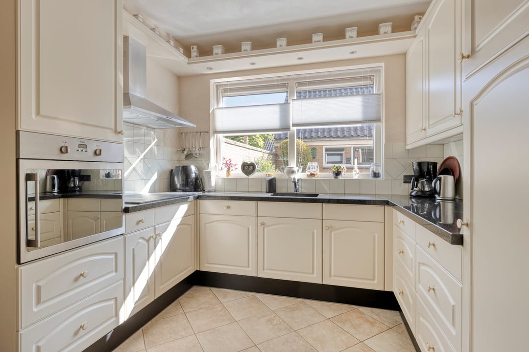 Spacious Family Home with Four Bedrooms, Garage and Beautiful Garden — 17