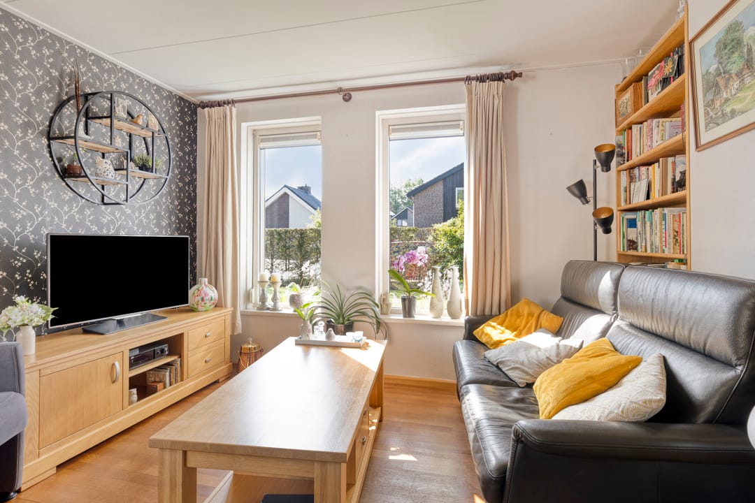 Spacious Family Home with Four Bedrooms, Garage and Beautiful Garden — 7