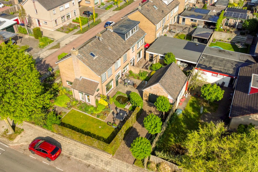 Spacious Family Home with Four Bedrooms, Garage and Beautiful Garden — 47