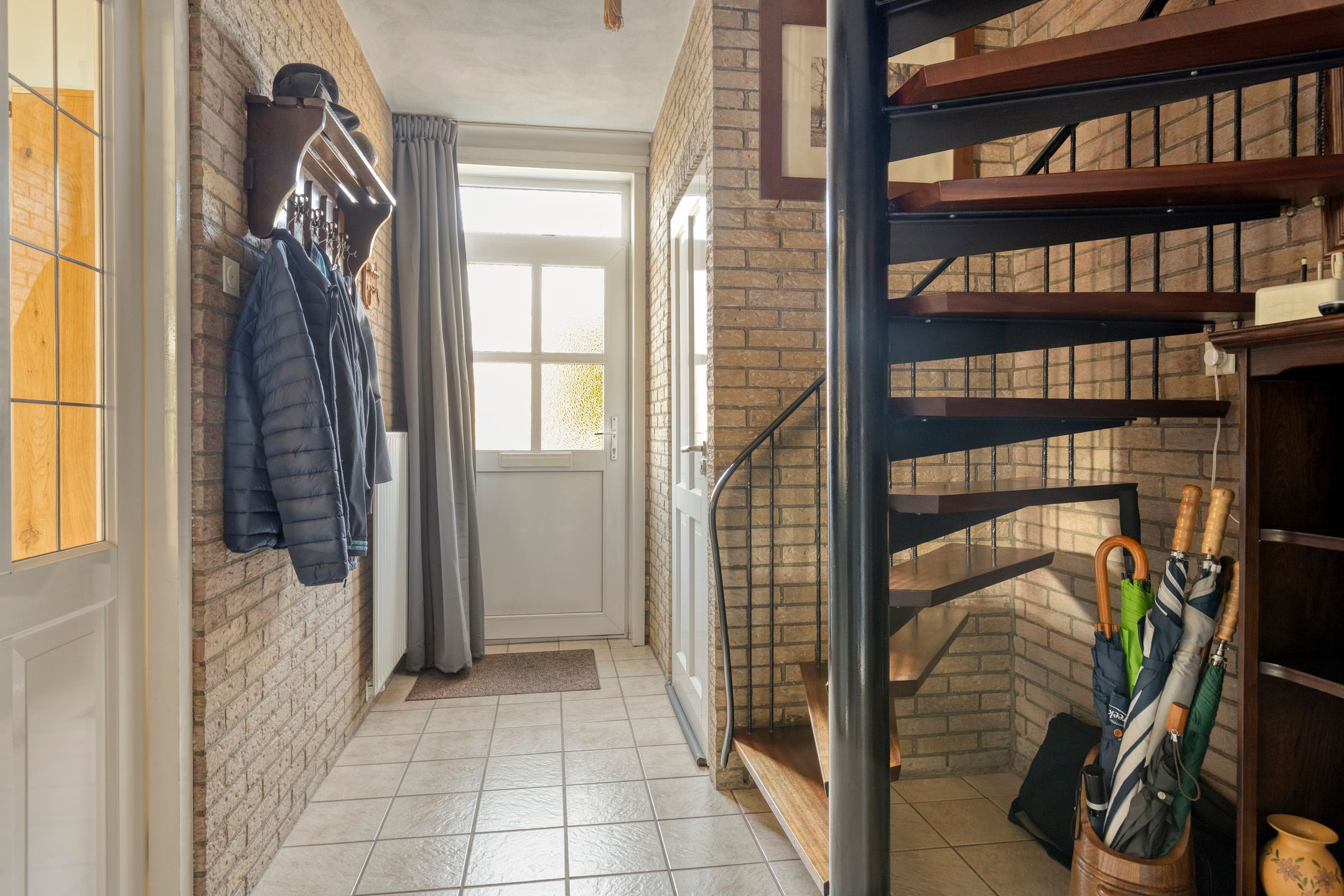 Spacious Family Home with Four Bedrooms, Garage and Beautiful Garden — 21