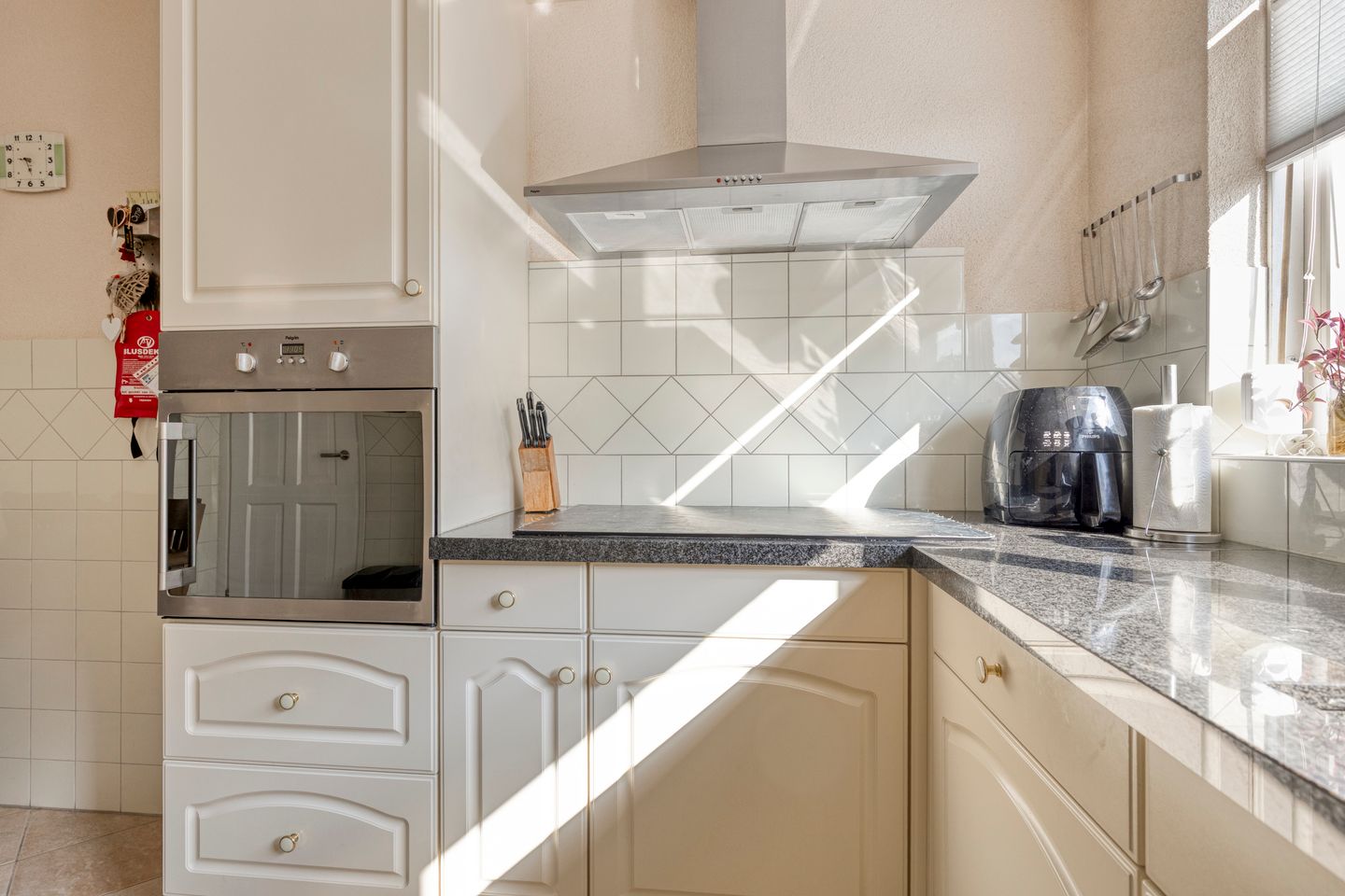 Spacious Family Home with Four Bedrooms, Garage and Beautiful Garden — 19