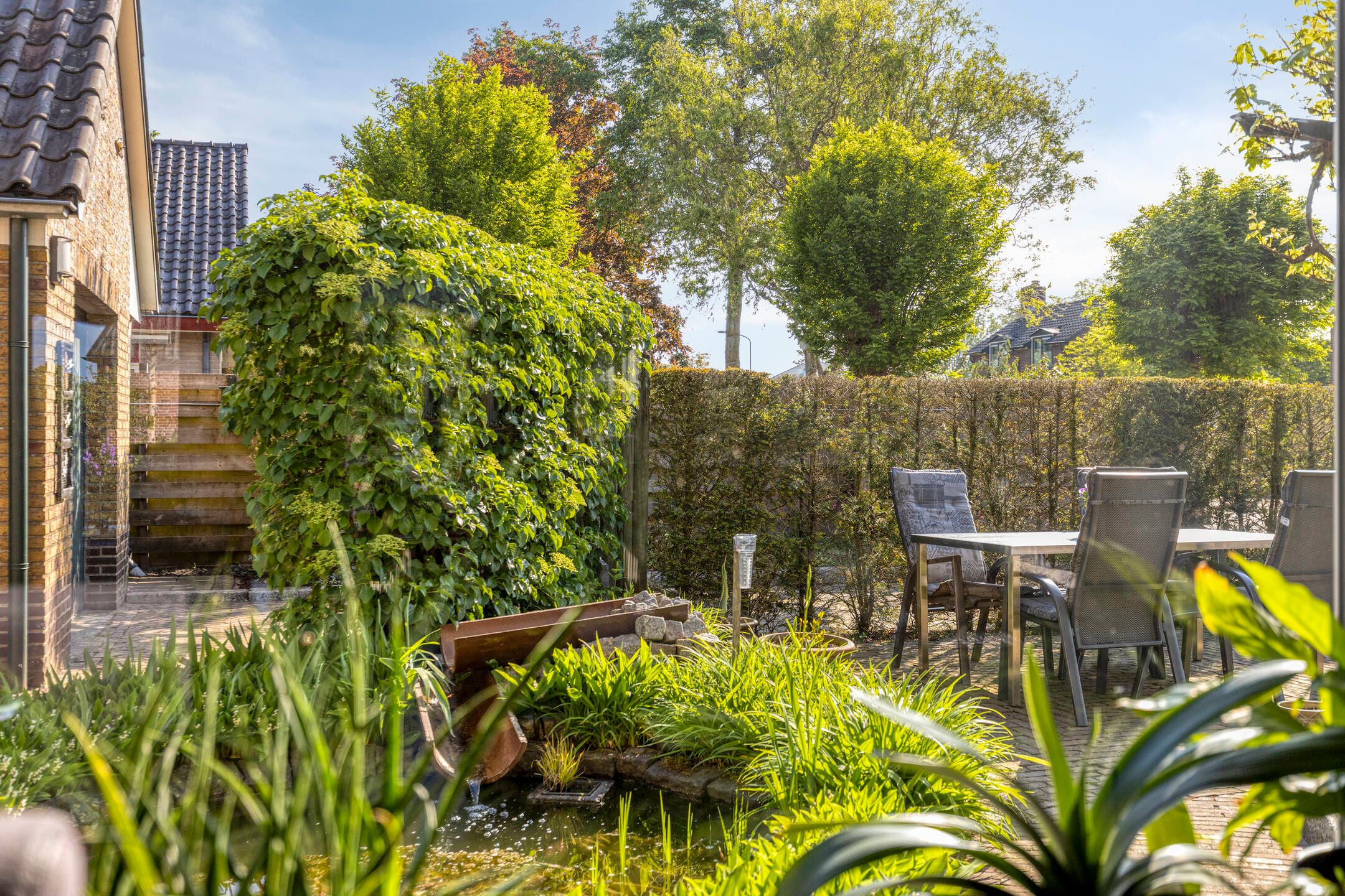Spacious Family Home with Four Bedrooms, Garage and Beautiful Garden — 12