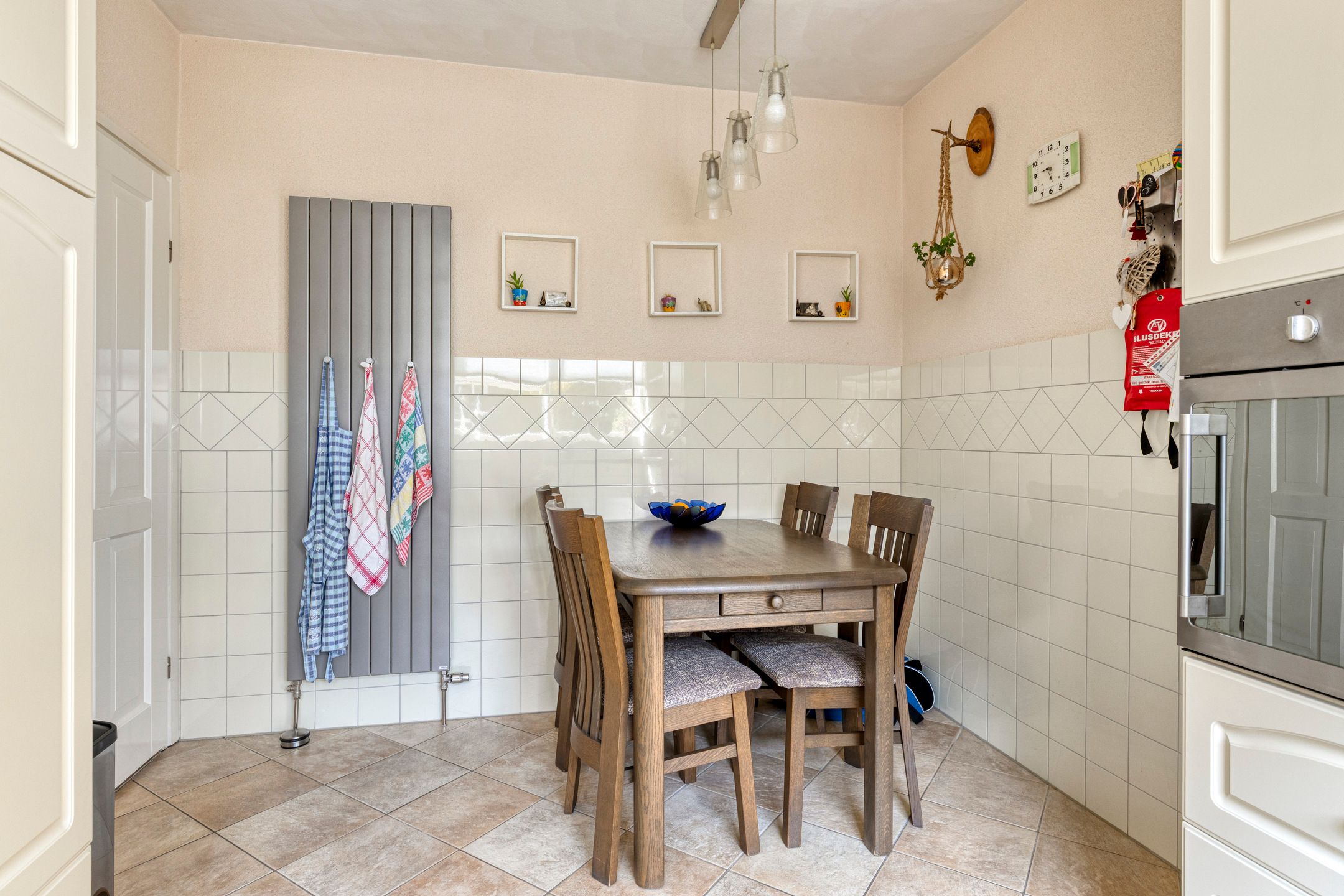 Spacious Family Home with Four Bedrooms, Garage and Beautiful Garden — 18