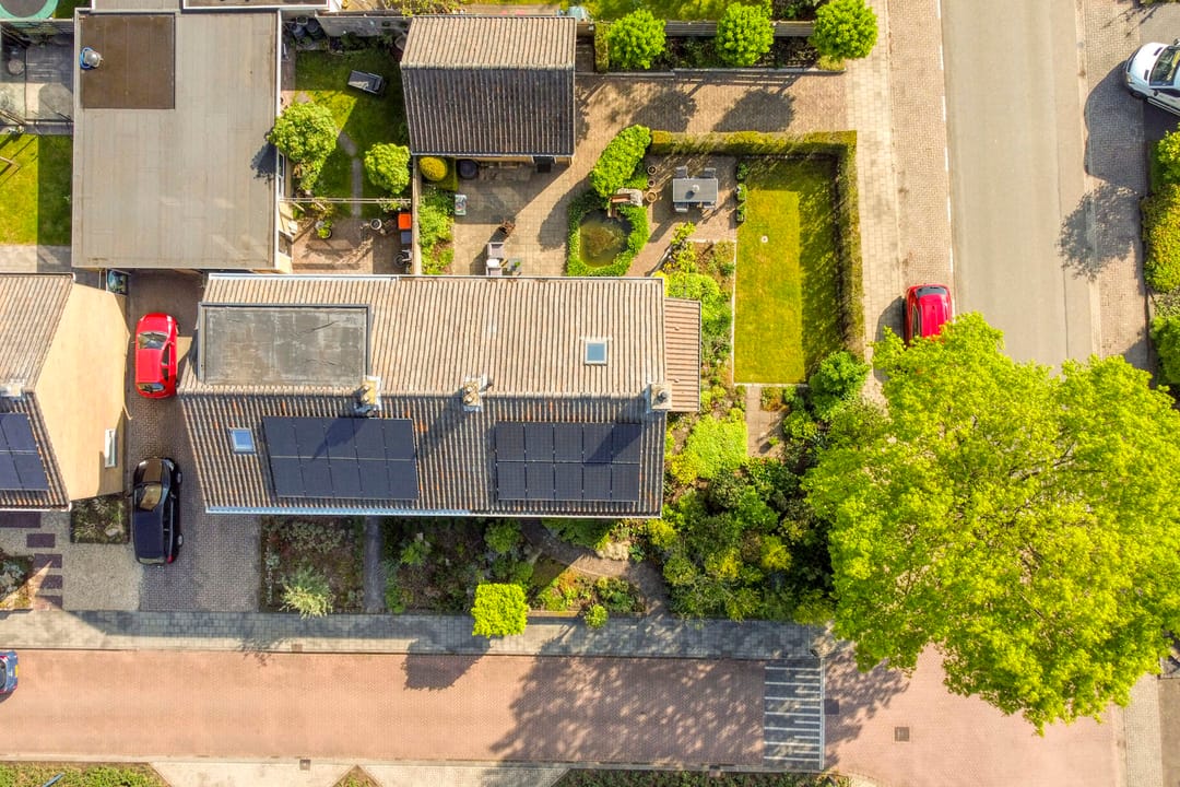Spacious Family Home with Four Bedrooms, Garage and Beautiful Garden — 43