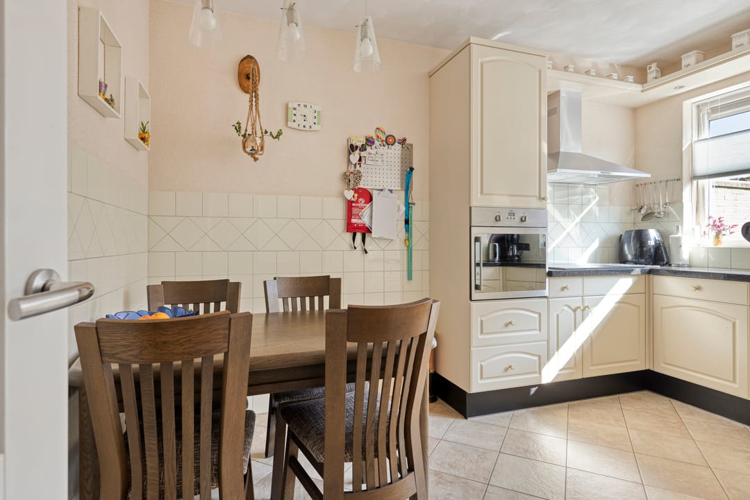 Spacious Family Home with Four Bedrooms, Garage and Beautiful Garden — 16