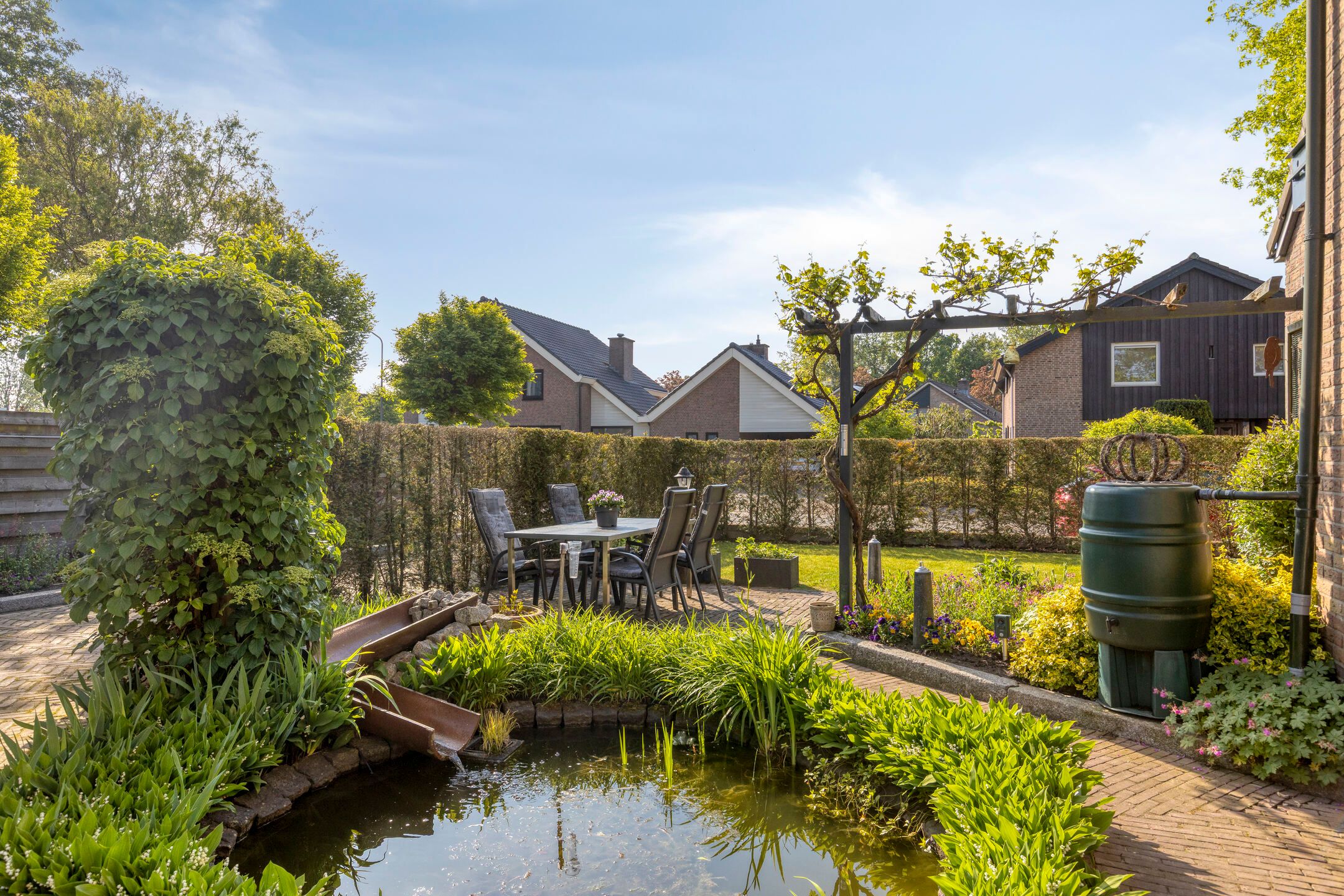 Spacious Family Home with Four Bedrooms, Garage and Beautiful Garden — 39