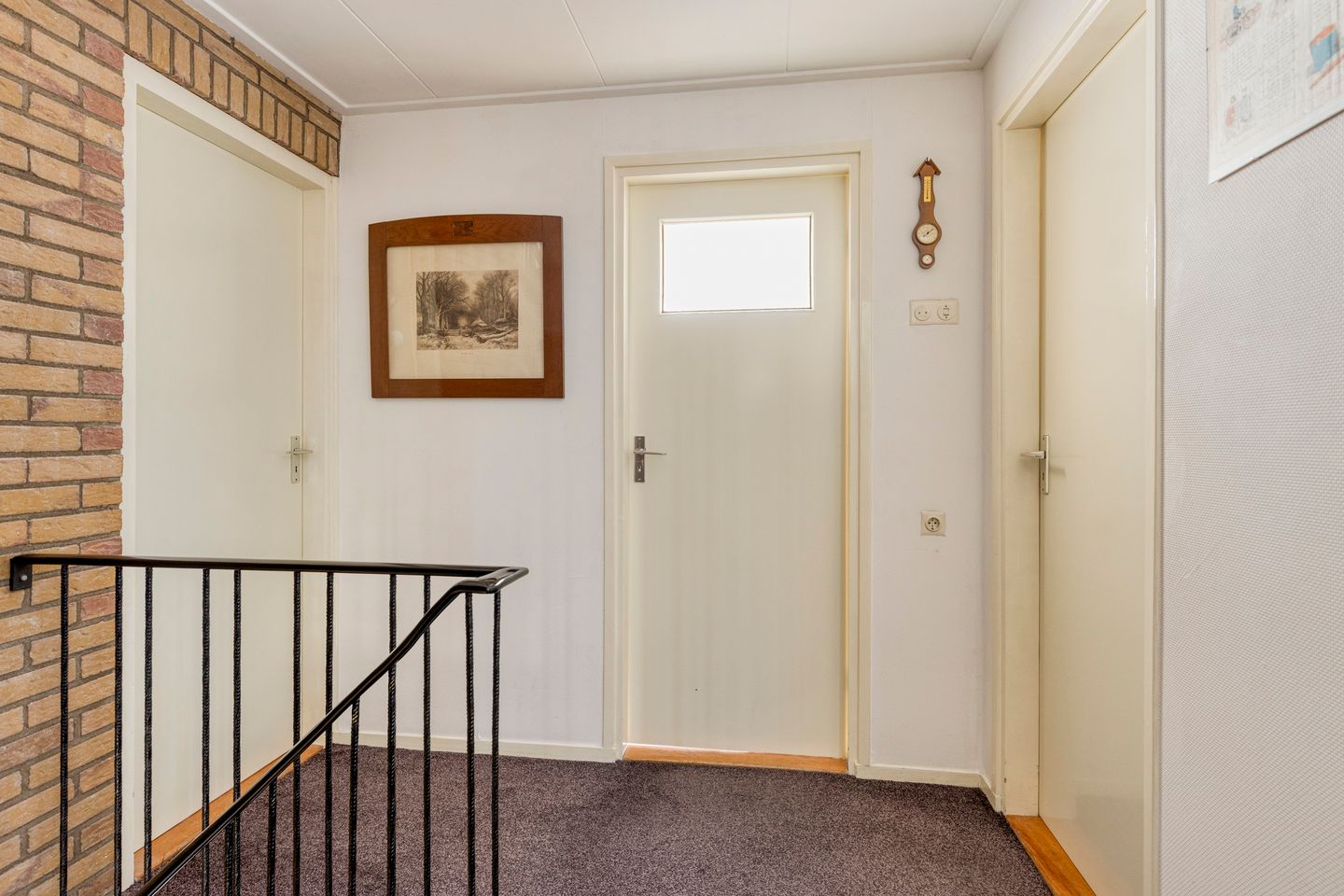 Spacious Family Home with Four Bedrooms, Garage and Beautiful Garden — 25