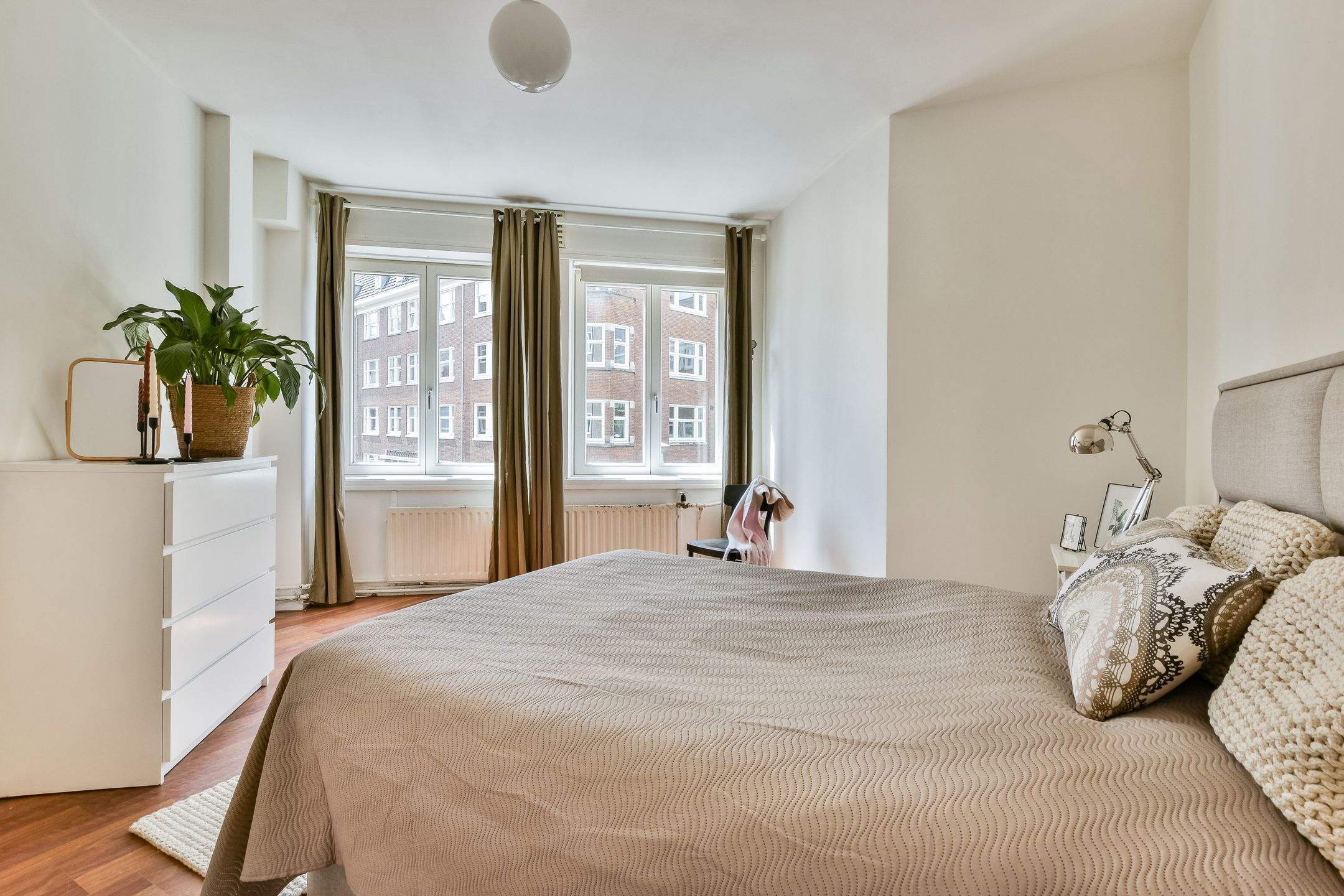 Corner Apartment with Southwest-Facing Balcony in Amsterdam South — 12