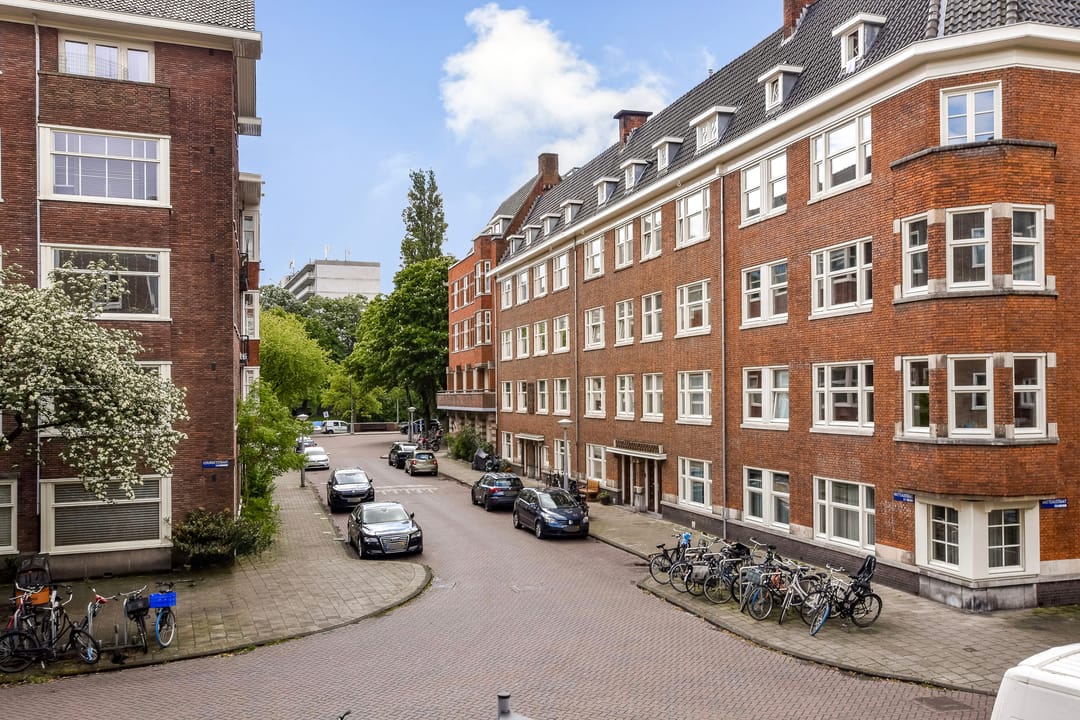 Corner Apartment with Southwest-Facing Balcony in Amsterdam South — 11