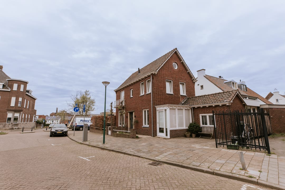Charming Corner Home with West-Facing Garden in Popular Roerzicht — 68
