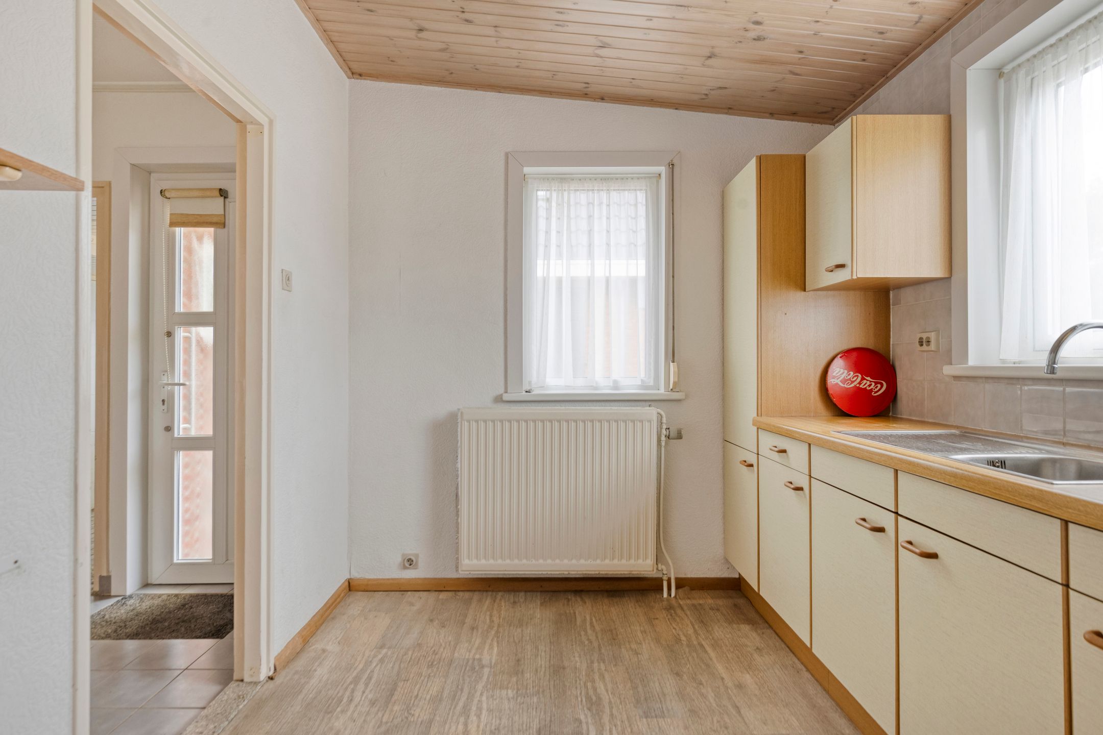 Spacious detached bungalow on large plot with garden privacy — 9
