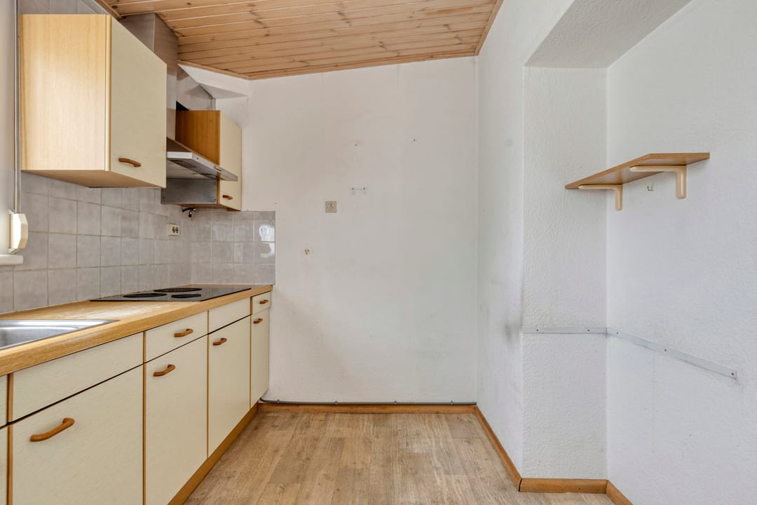 Spacious detached bungalow on large plot with garden privacy — 8