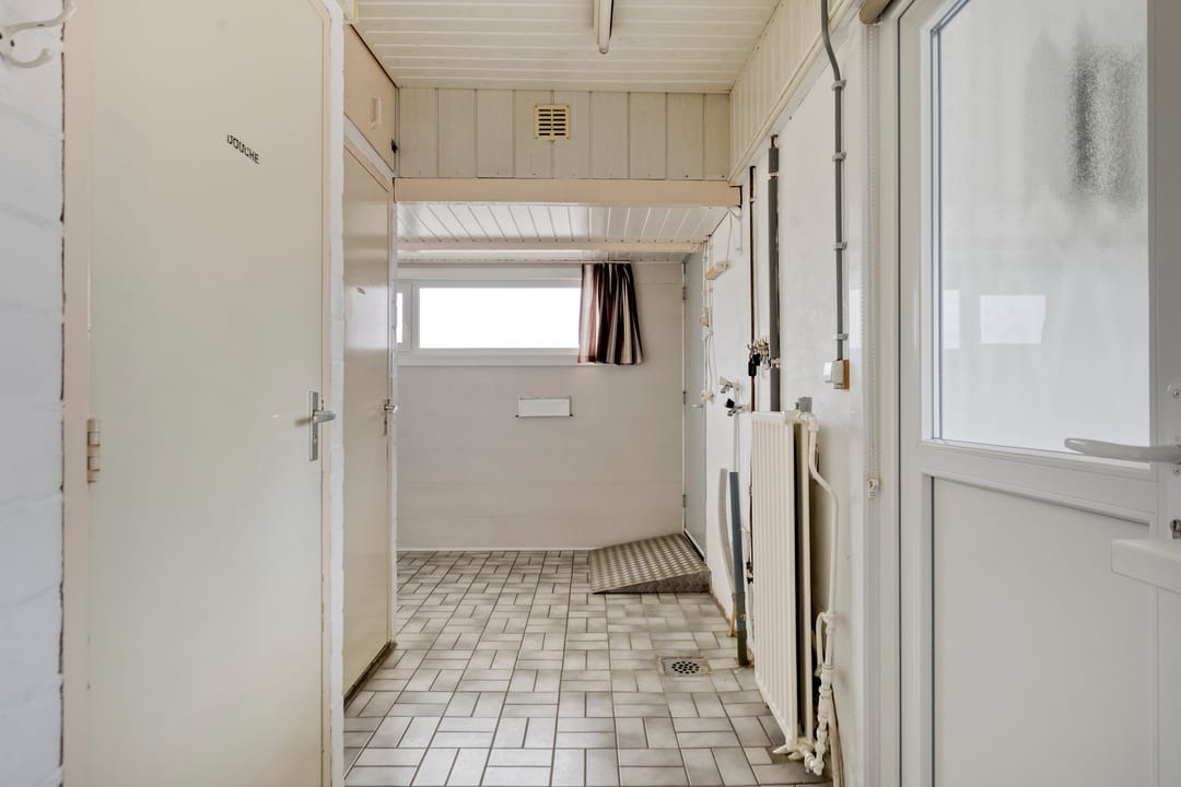Spacious detached bungalow on large plot with garden privacy — 17