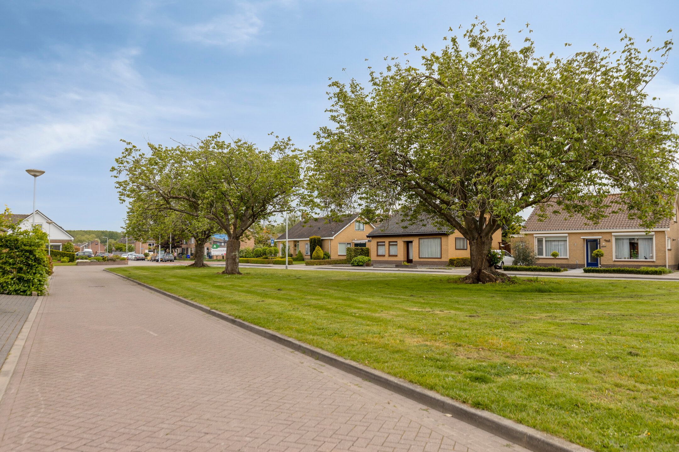 Spacious detached bungalow on large plot with garden privacy — 30