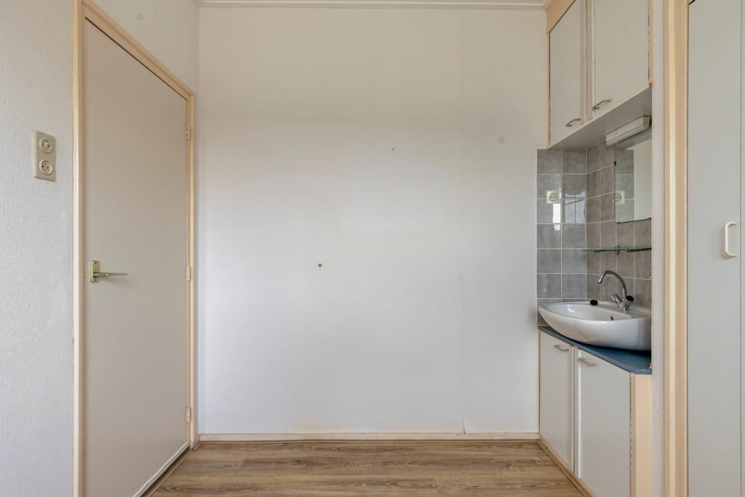 Spacious detached bungalow on large plot with garden privacy — 13