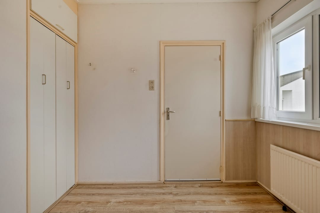 Spacious detached bungalow on large plot with garden privacy — 11