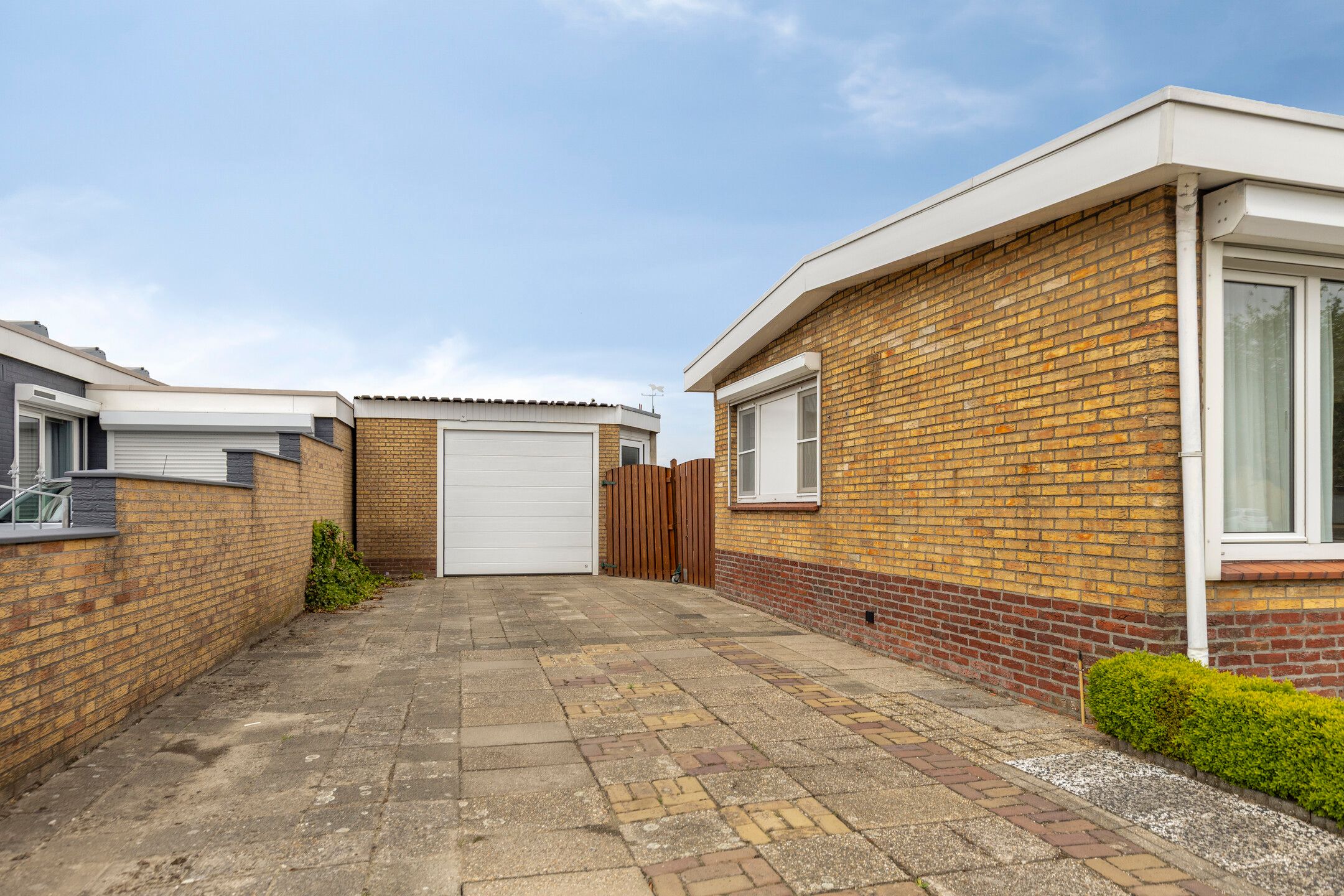 Spacious detached bungalow on large plot with garden privacy — 27