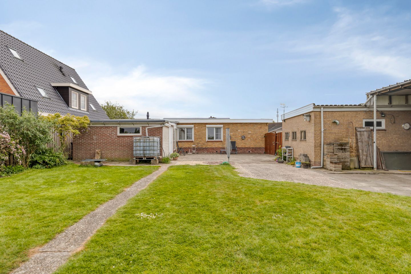 Spacious detached bungalow on large plot with garden privacy — 25