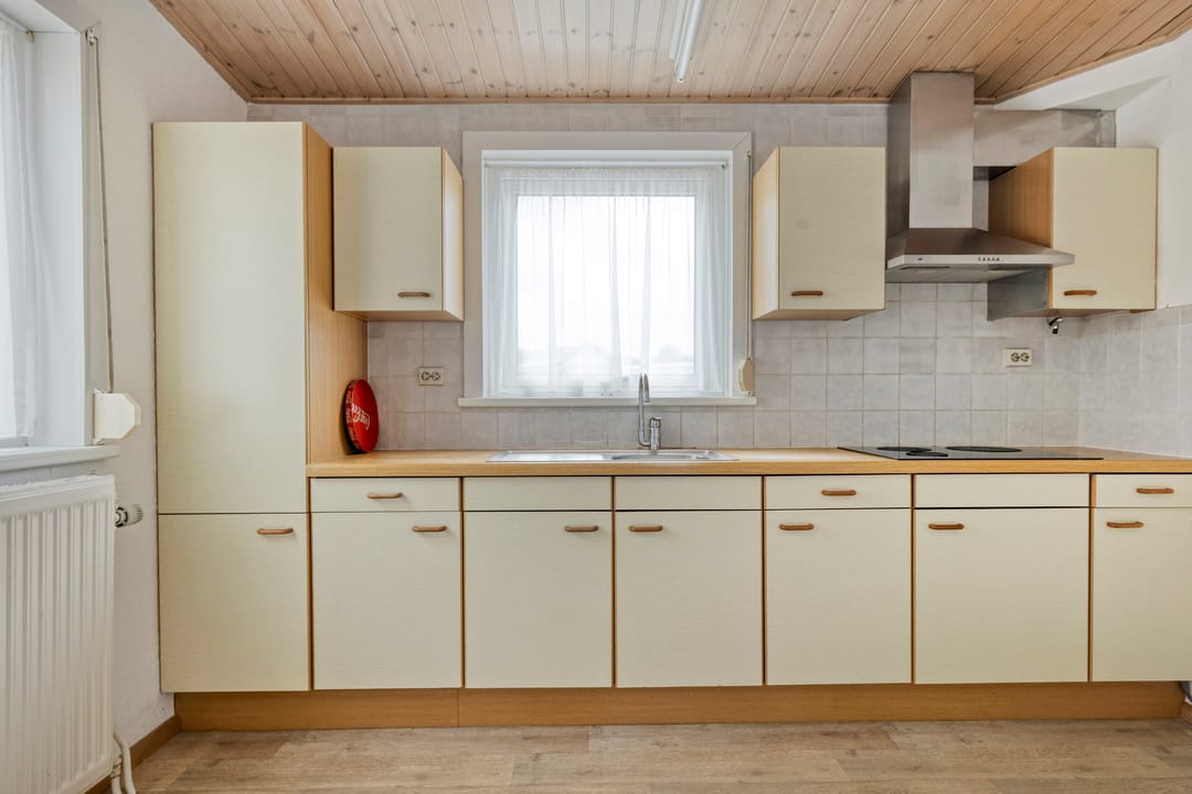 Spacious detached bungalow on large plot with garden privacy — 7