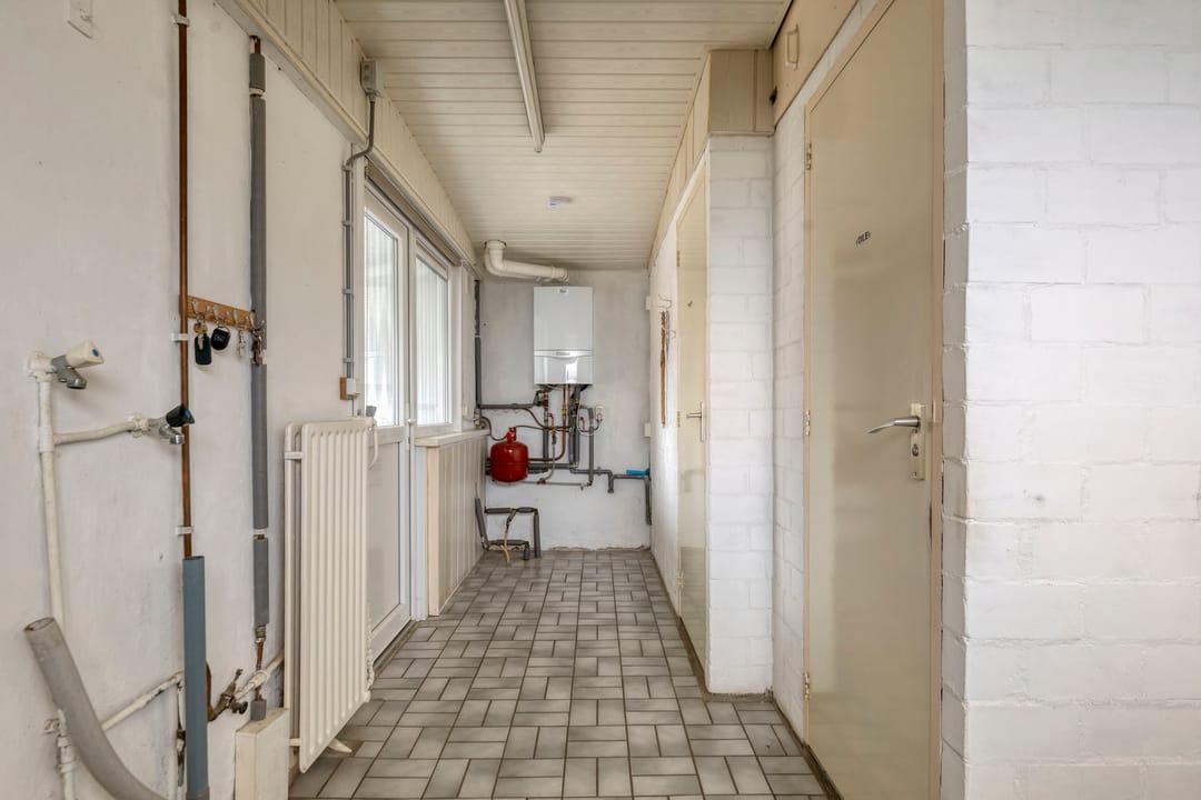 Spacious detached bungalow on large plot with garden privacy — 16