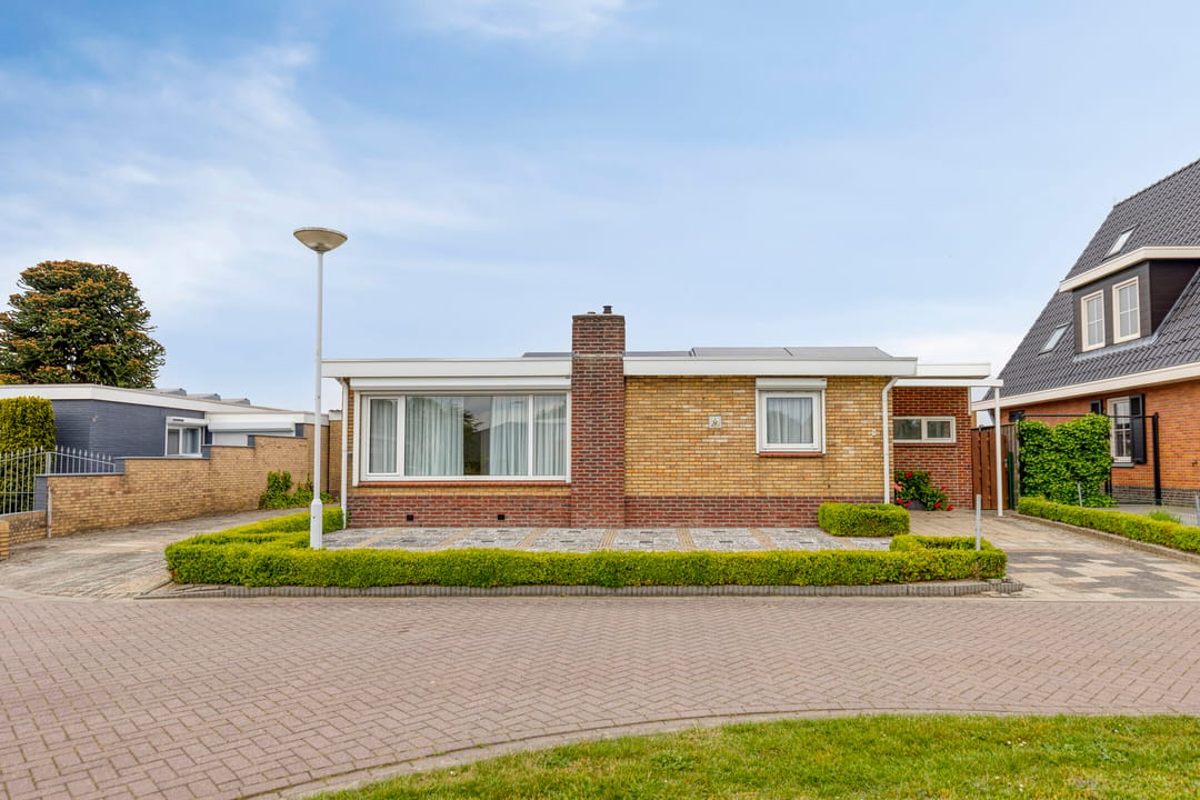 Spacious detached bungalow on large plot with garden privacy — 28