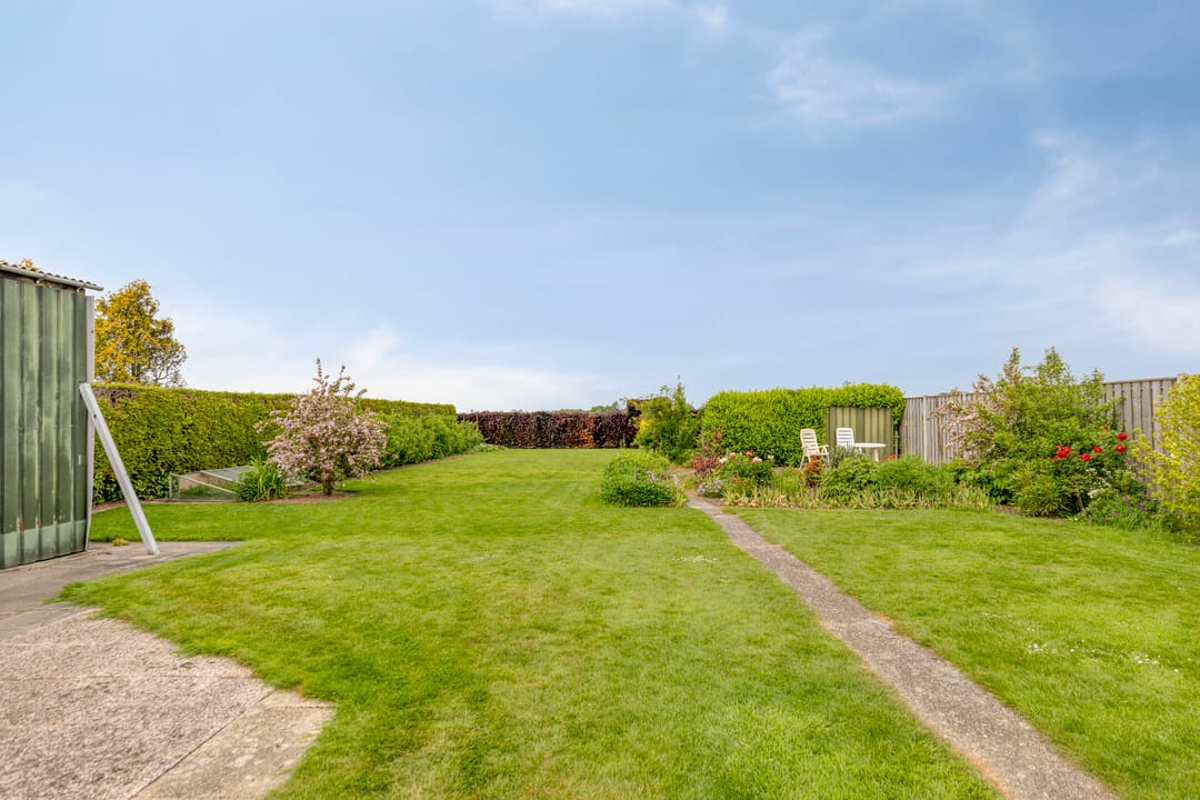 Spacious detached bungalow on large plot with garden privacy — 22