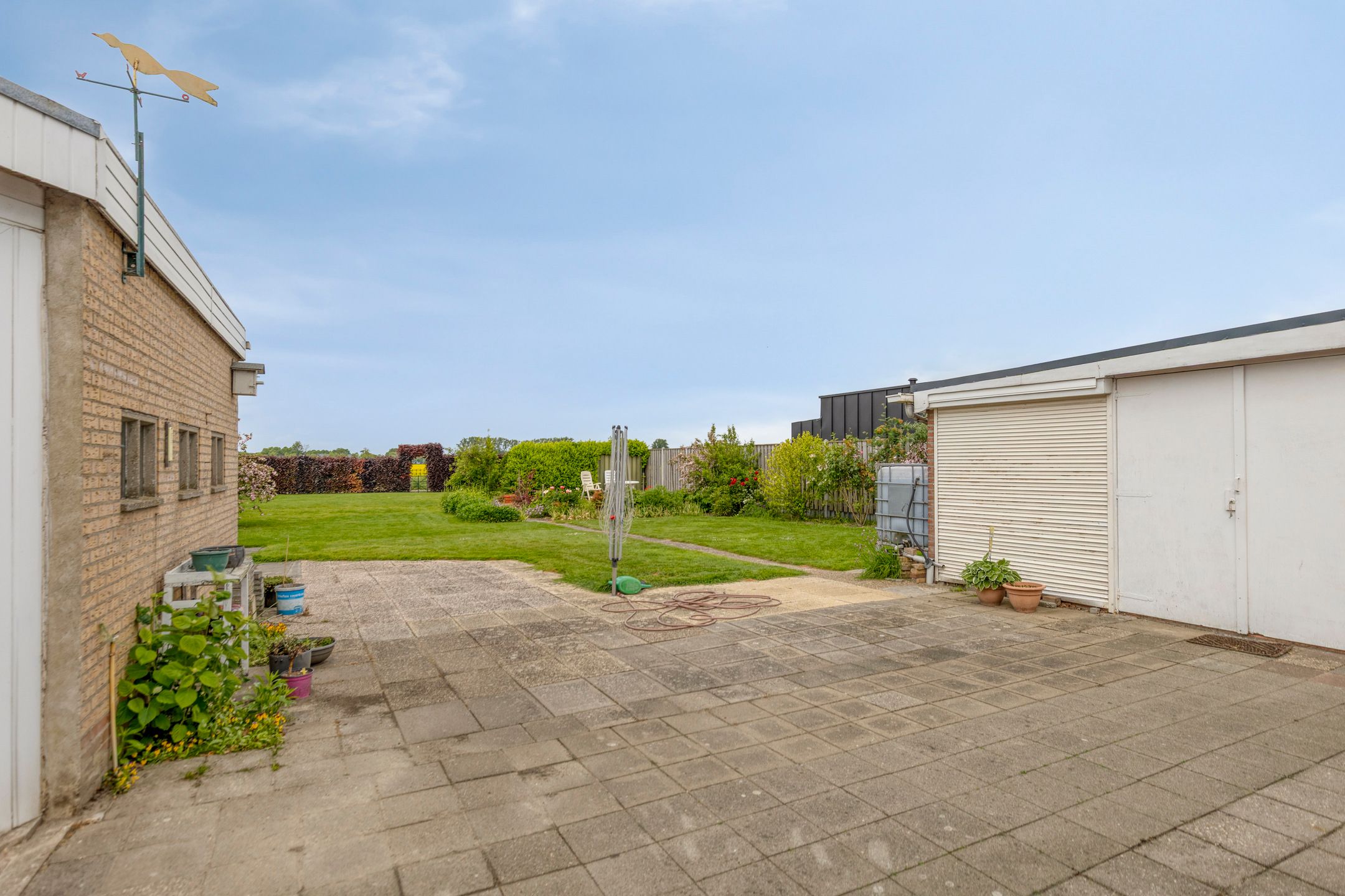 Spacious detached bungalow on large plot with garden privacy — 21