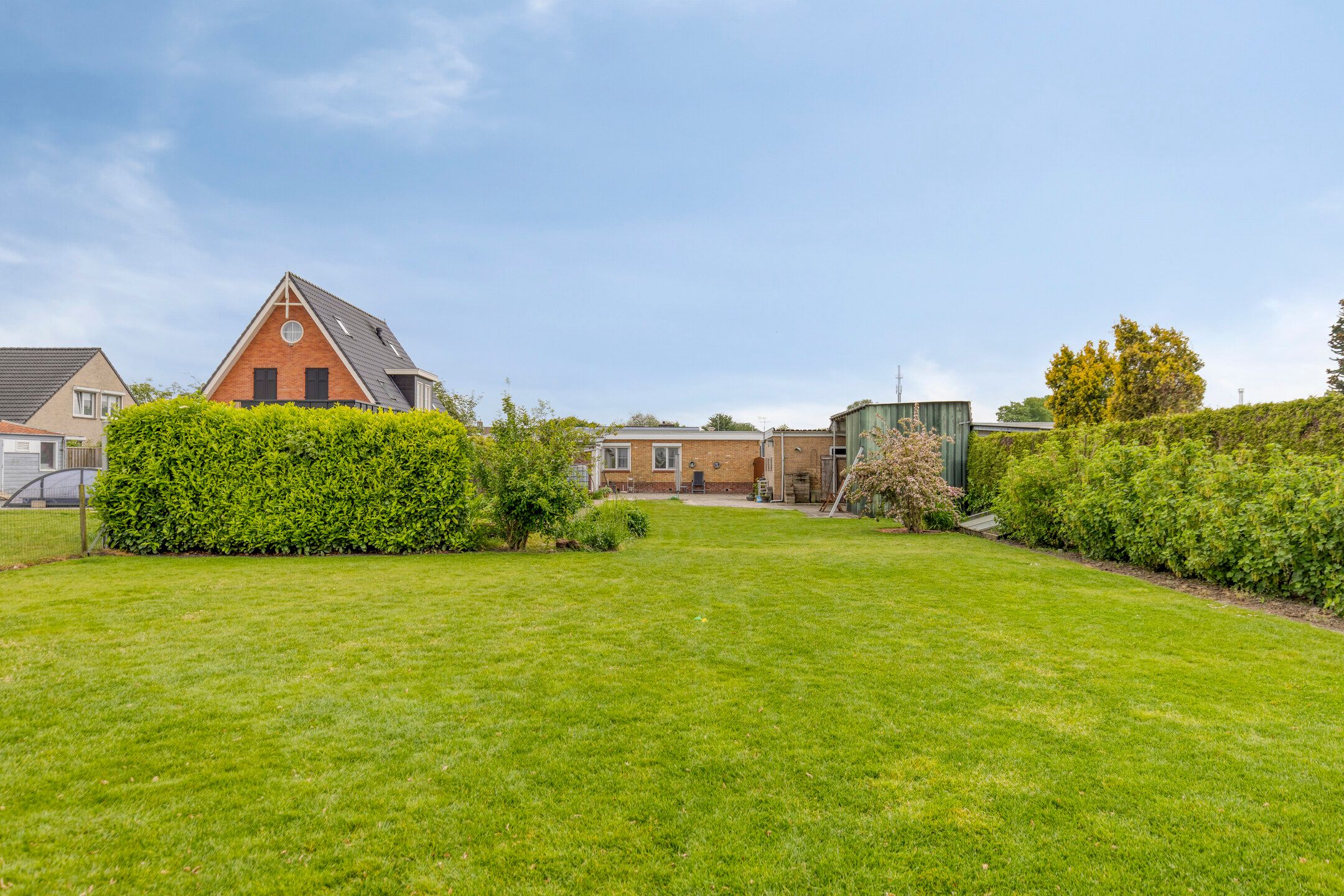 Spacious detached bungalow on large plot with garden privacy — 24